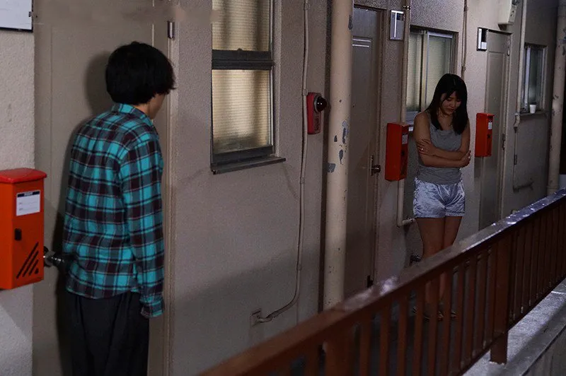 Bí mật ngoại tình với cô hàng xóm cãi nhau bị chồng yêu đuổi ra cửa