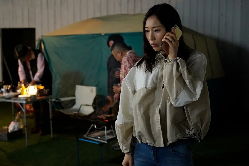 Anh xã nghĩ rằng bà xã đi cắm trại với hội phụ nữ nhưng không biết chỉ có 3 gã đàn ông