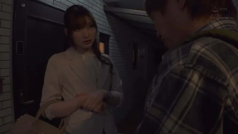 Em gái hàng xóm tốt bụng mời vào nhà vì mất chìa khóa