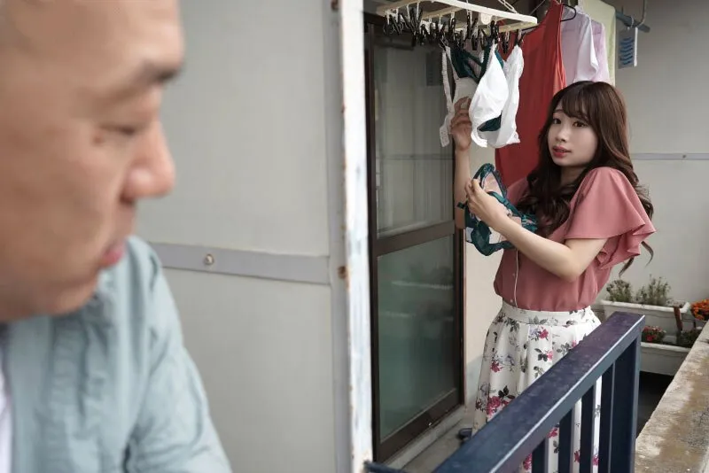 Gã cạnh bên nhà chuyên soi mói và cặp cô vợ chồng yêu thường xuyên rên la quá to