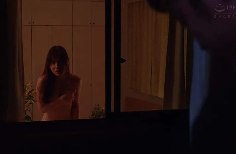 Người phụ nữ hàng xóm anh xã chồng cạnh bên nhà thường xuyên thay đồ ở ngay cửa sổ