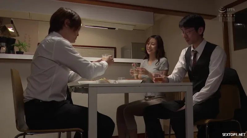 đến nhà cấp trên ở nhờ, cưỡng dâm luôn cô vợ sếp