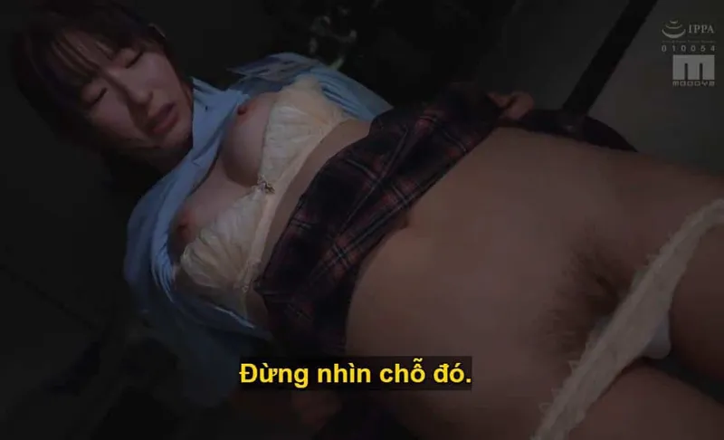 Ông chủ mưu tính "làm tình" với cô nhân viên kiêu kỳ lười nhác bên dưới, suốt ngày chỉ chăm chăm chat chit cùng người yêu.